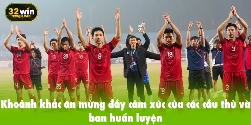 Khoảnh khắc ăn mừng đầy cảm xúc của các cầu thủ và ban huấn luyện
